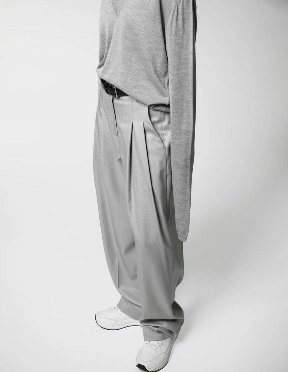 TAMSIN PLEATED TROUSERS SOFT GREY – SANNA New York