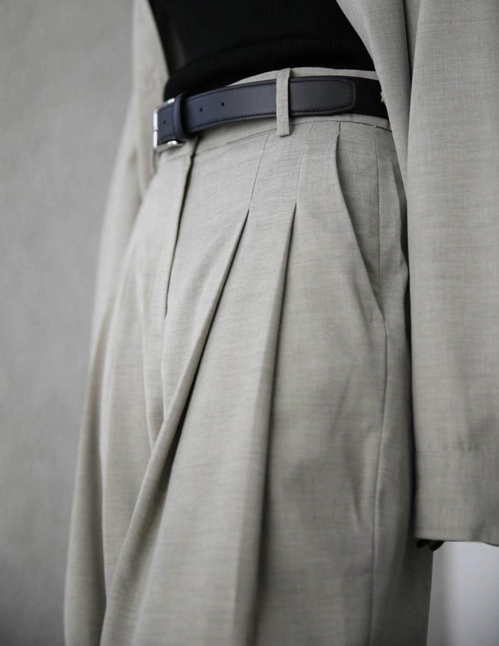 PLEATED WIDE LEG TROUSERS ASH BEIGE – SANNA New York